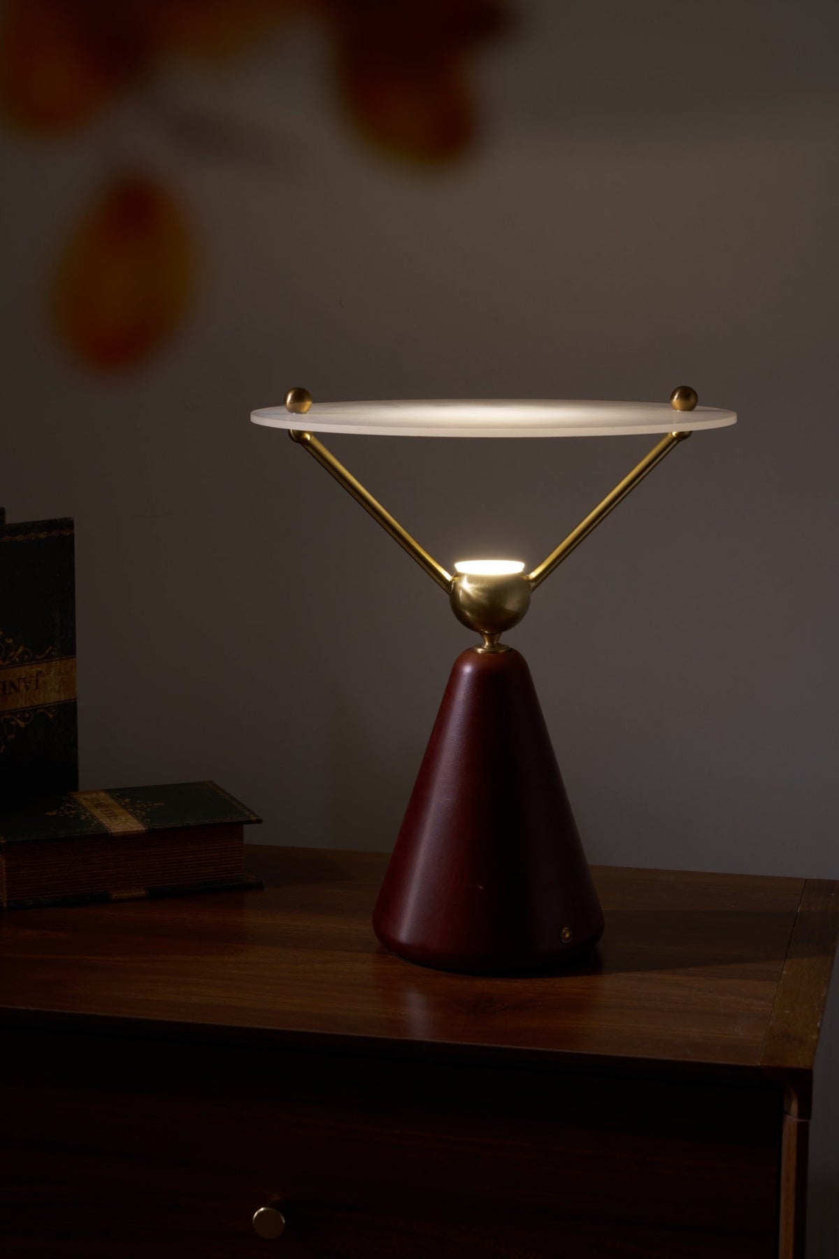 Balance Tischleuchte aus Holz im modernen Stil
