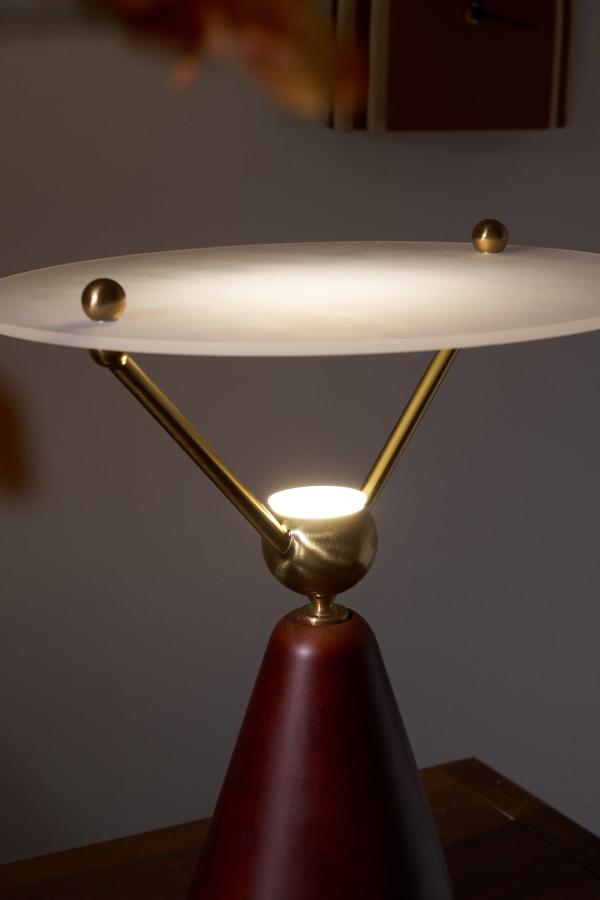 Balance Tischleuchte aus Holz im modernen Stil