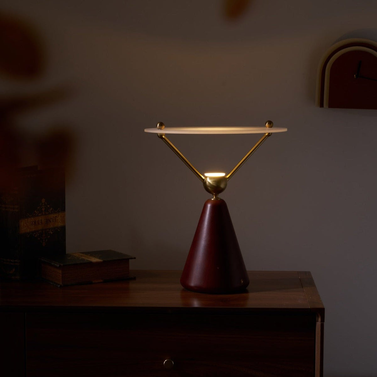Balance Tischleuchte aus Holz im modernen Stil