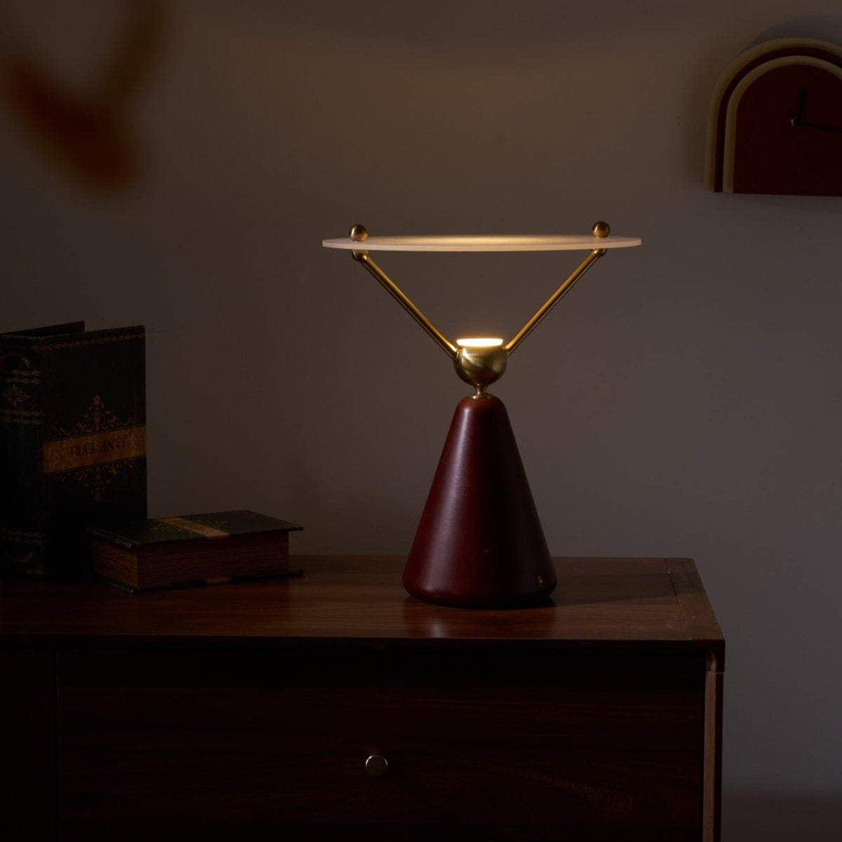 Balance Tischleuchte aus Holz im modernen Stil
