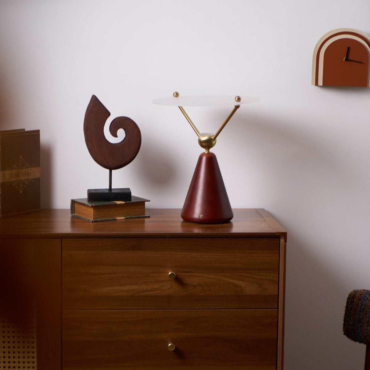 Balance Tischleuchte aus Holz im modernen Stil