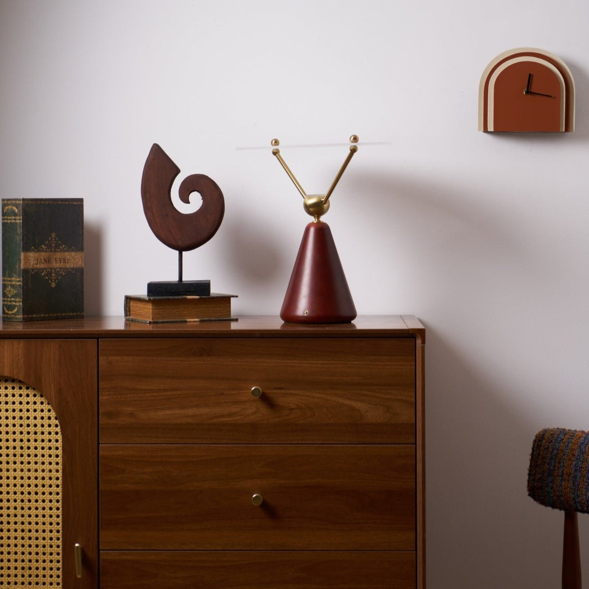Balance Tischleuchte aus Holz im modernen Stil