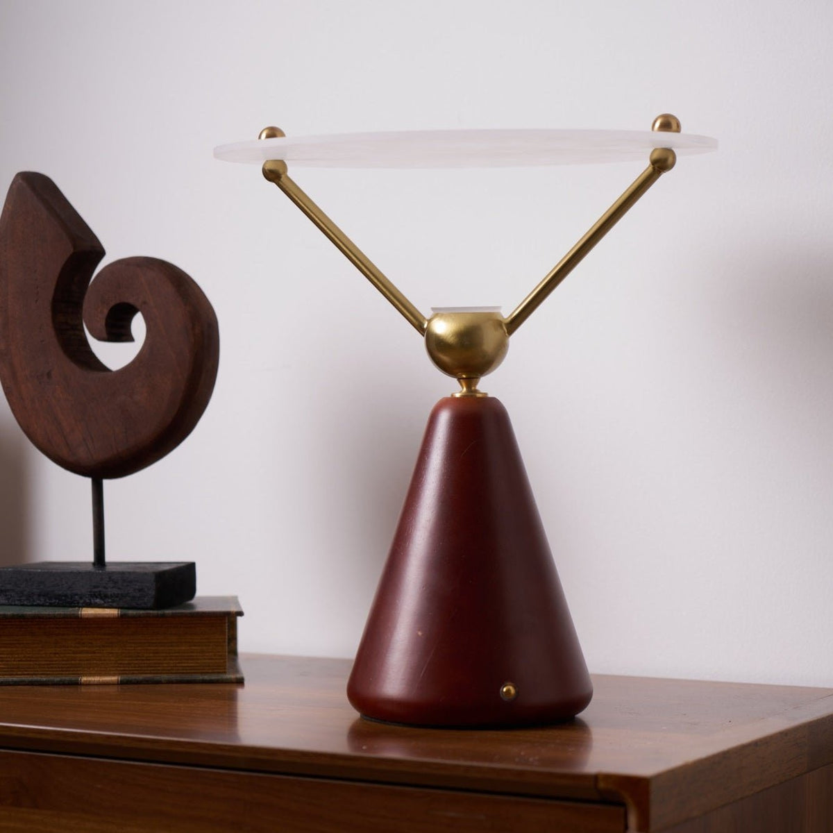 Balance Tischleuchte aus Holz im modernen Stil