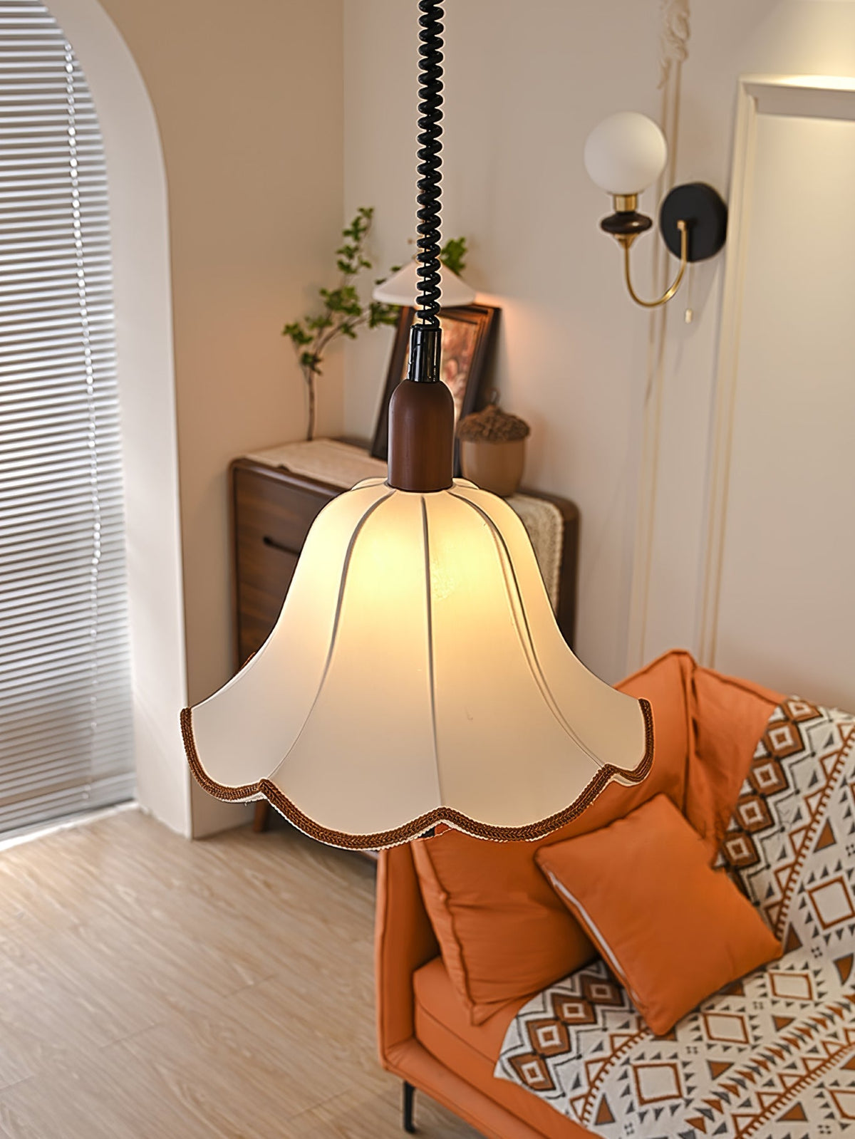 Eurvaryra Pendelleuchte aus Stoff und Holz im klassischen eleganten Stil