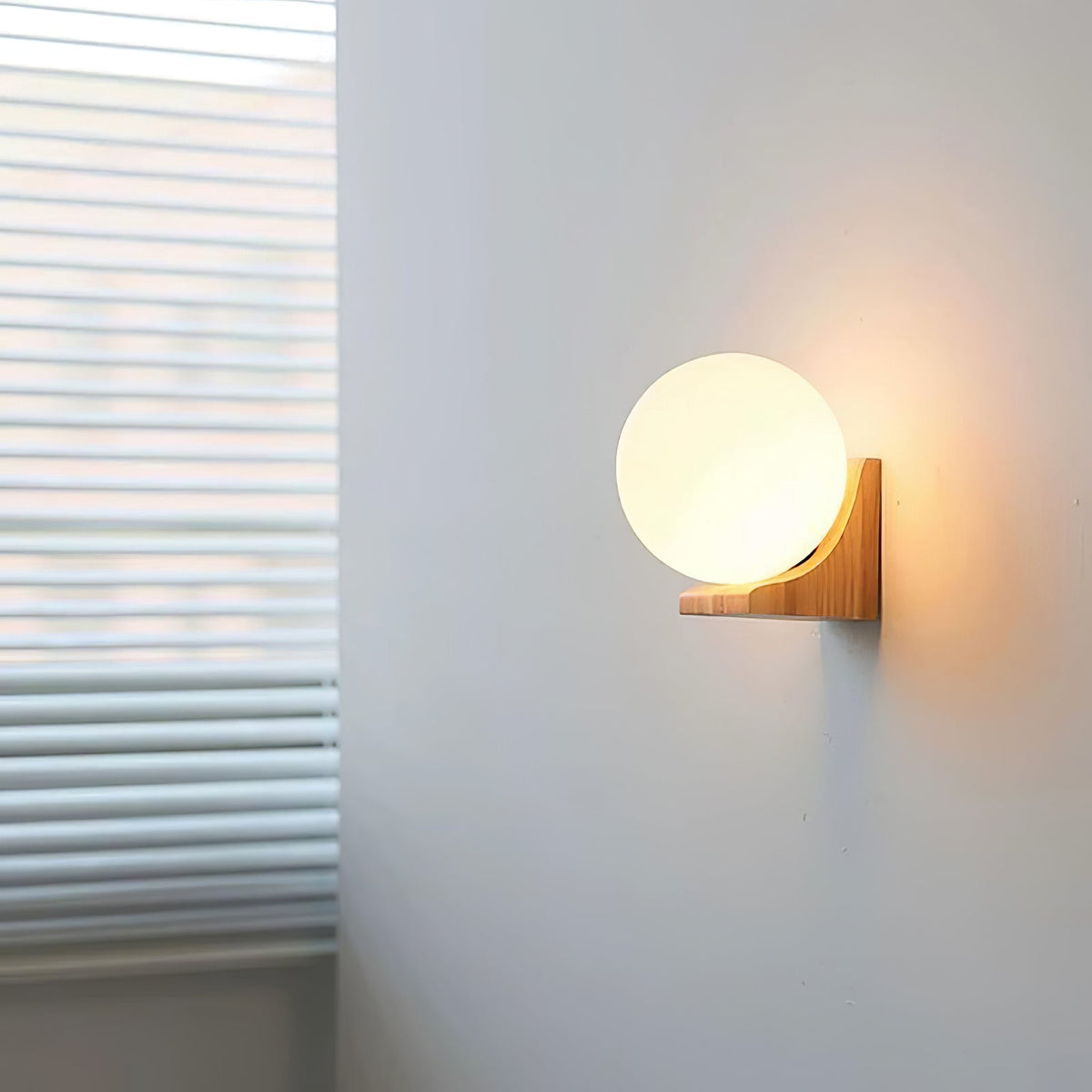 Icarara zeitgenössische minimalistische Orb-Wandleuchte aus Holz und Glas