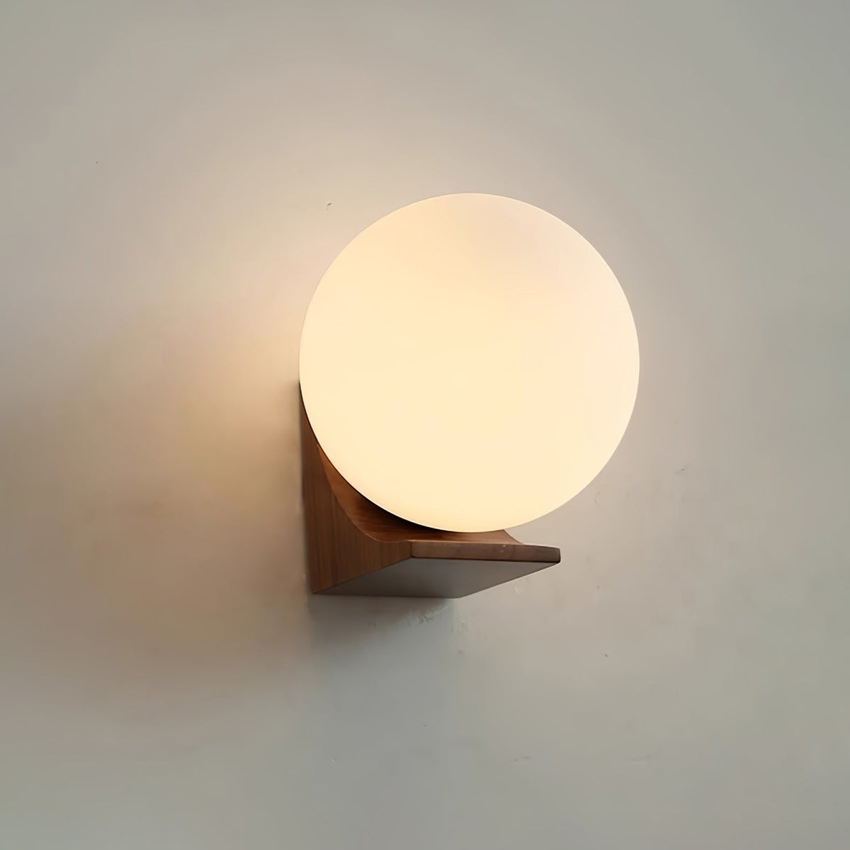 Icarara zeitgenössische minimalistische Orb-Wandleuchte aus Holz und Glas