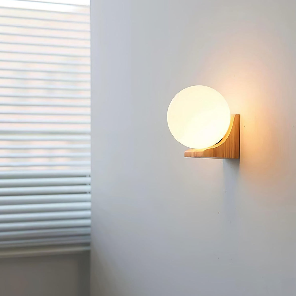 Icarara zeitgenössische minimalistische Orb-Wandleuchte aus Holz und Glas