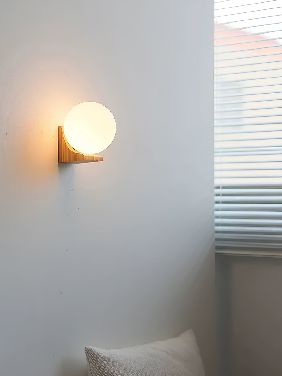 Icarara zeitgenössische minimalistische Orb-Wandleuchte aus Holz und Glas