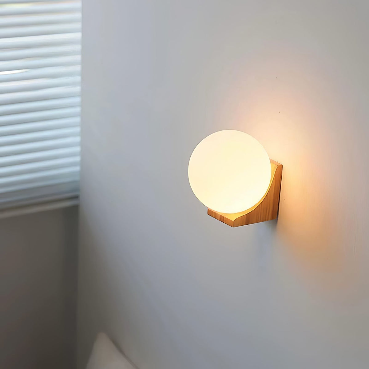 Icarara zeitgenössische minimalistische Orb-Wandleuchte aus Holz und Glas