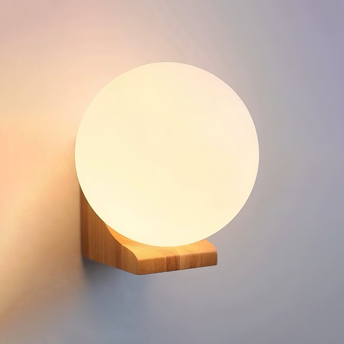 Icarara zeitgenössische minimalistische Orb-Wandleuchte aus Holz und Glas