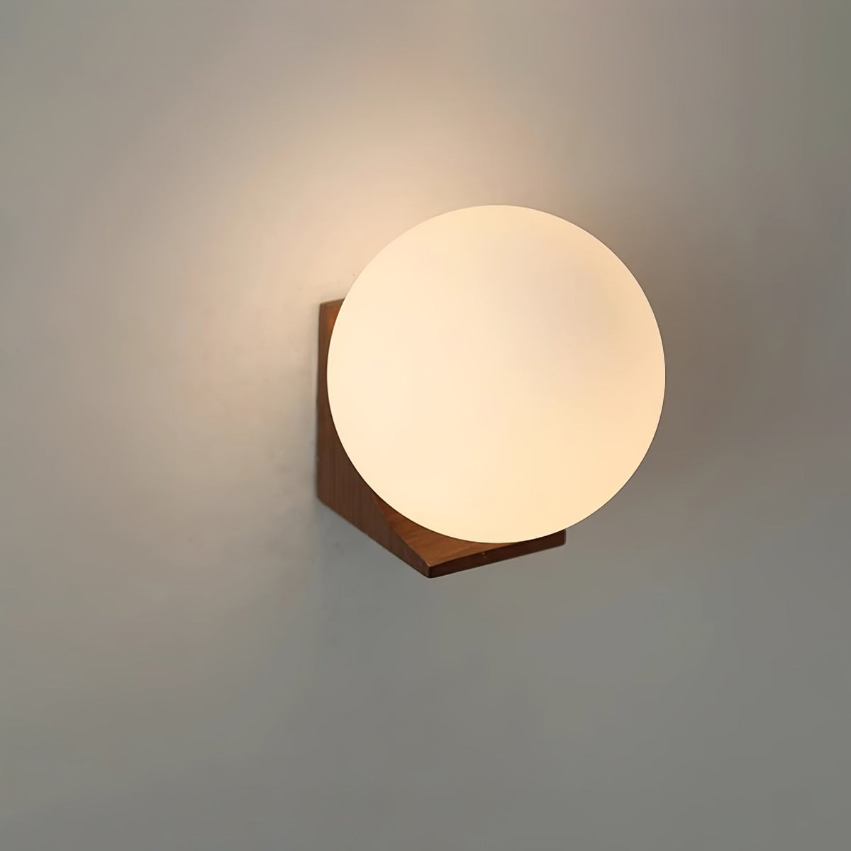Icarara zeitgenössische minimalistische Orb-Wandleuchte aus Holz und Glas