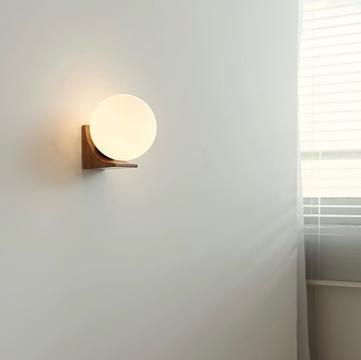 Icarara zeitgenössische minimalistische Orb-Wandleuchte aus Holz und Glas