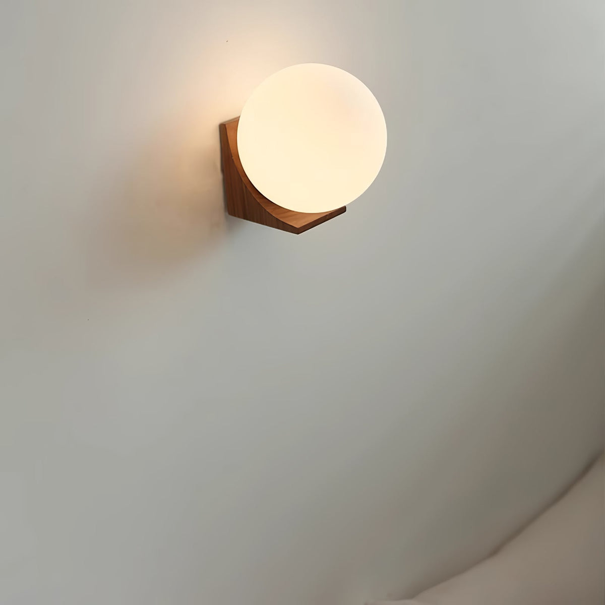 Icarara zeitgenössische minimalistische Orb-Wandleuchte aus Holz und Glas
