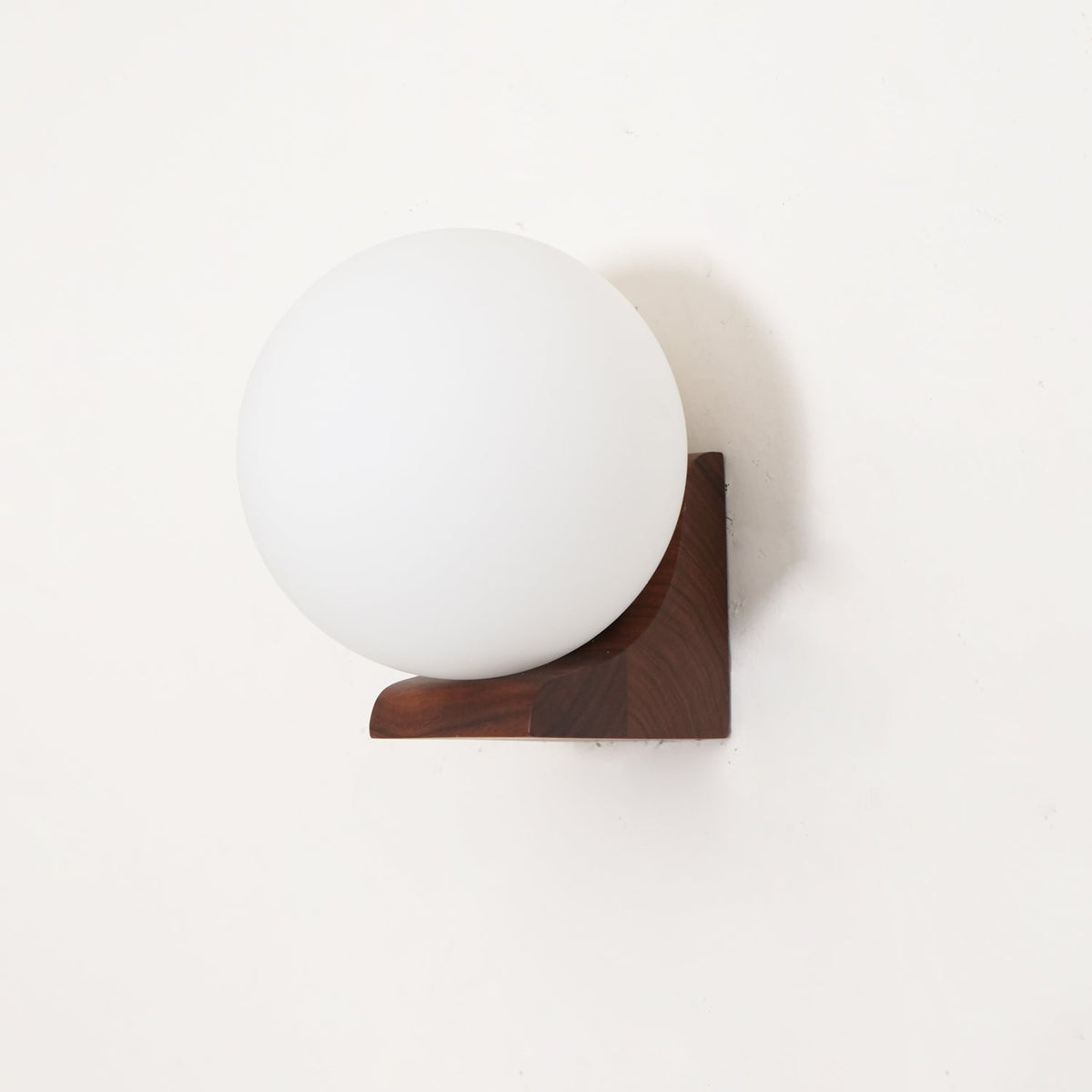 Icarara zeitgenössische minimalistische Orb-Wandleuchte aus Holz und Glas