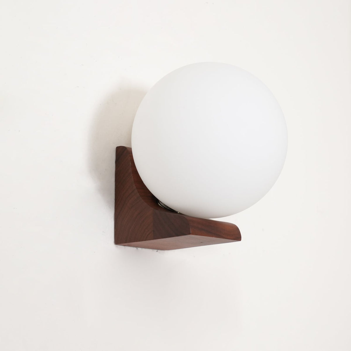 Icarara zeitgenössische minimalistische Orb-Wandleuchte aus Holz und Glas