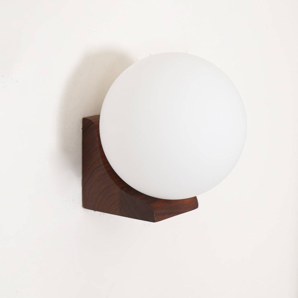 Icarara zeitgenössische minimalistische Orb-Wandleuchte aus Holz und Glas