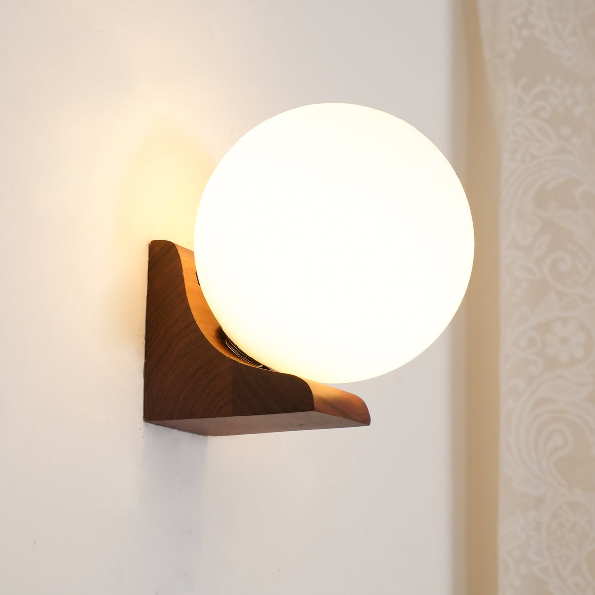 Icarara zeitgenössische minimalistische Orb-Wandleuchte aus Holz und Glas