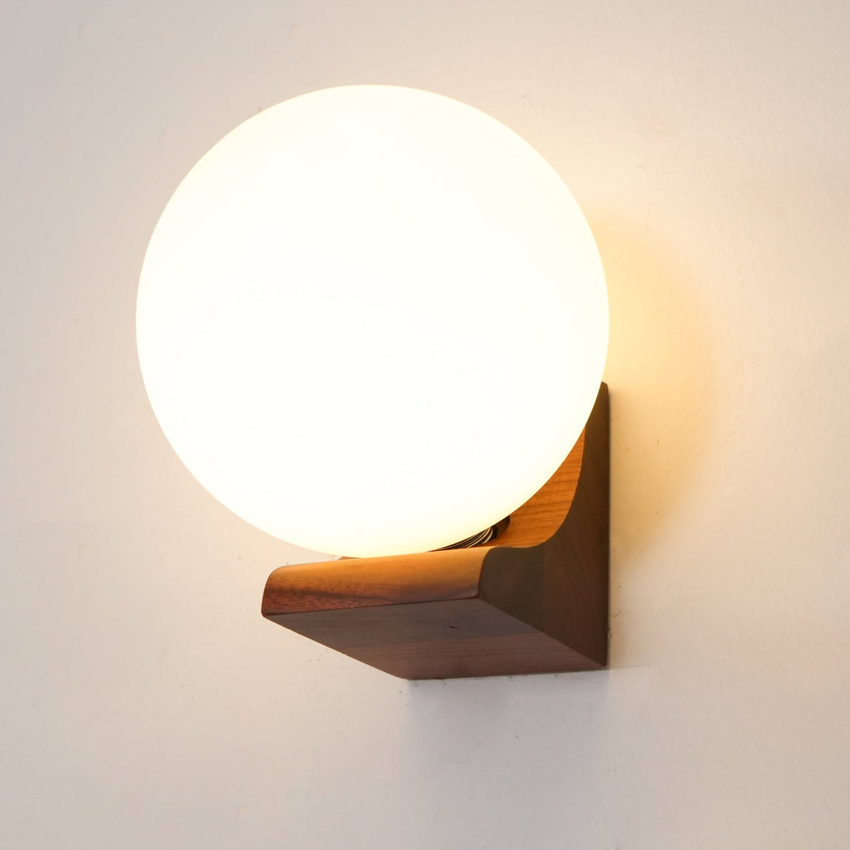 Icarara zeitgenössische minimalistische Orb-Wandleuchte aus Holz und Glas