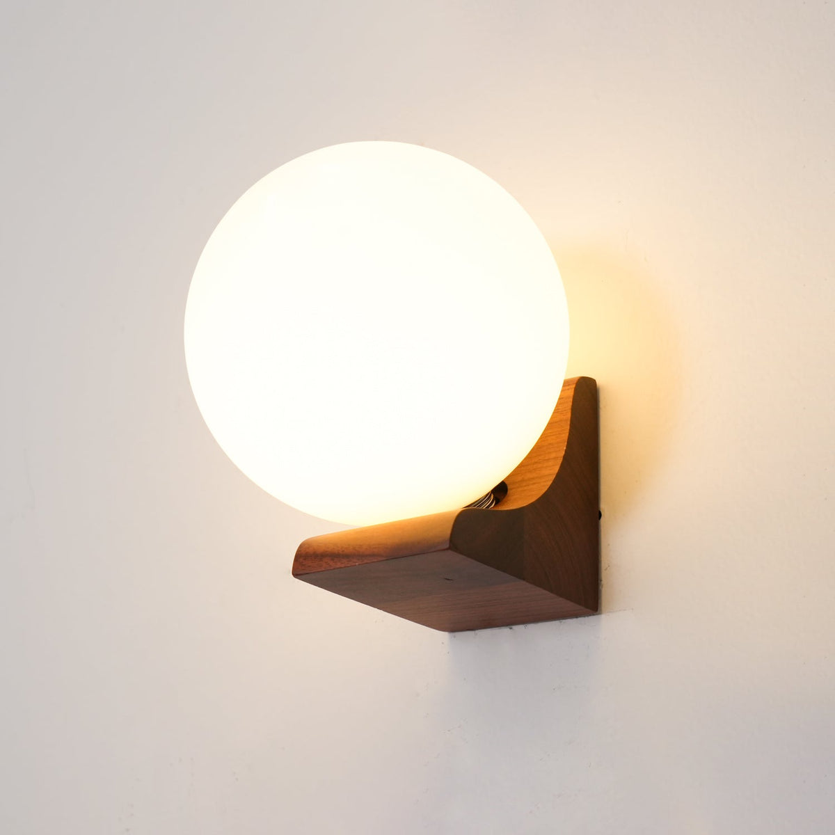 Icarara zeitgenössische minimalistische Orb-Wandleuchte aus Holz und Glas