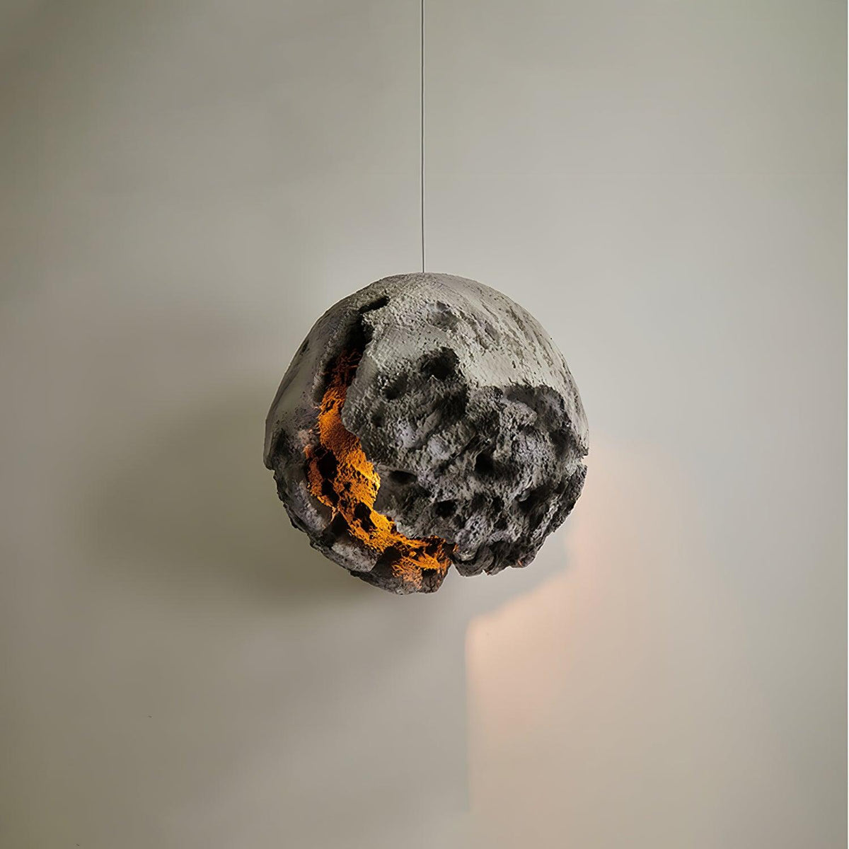 Ilphaara Irregular Planet Kunststoff-Pendelleuchte