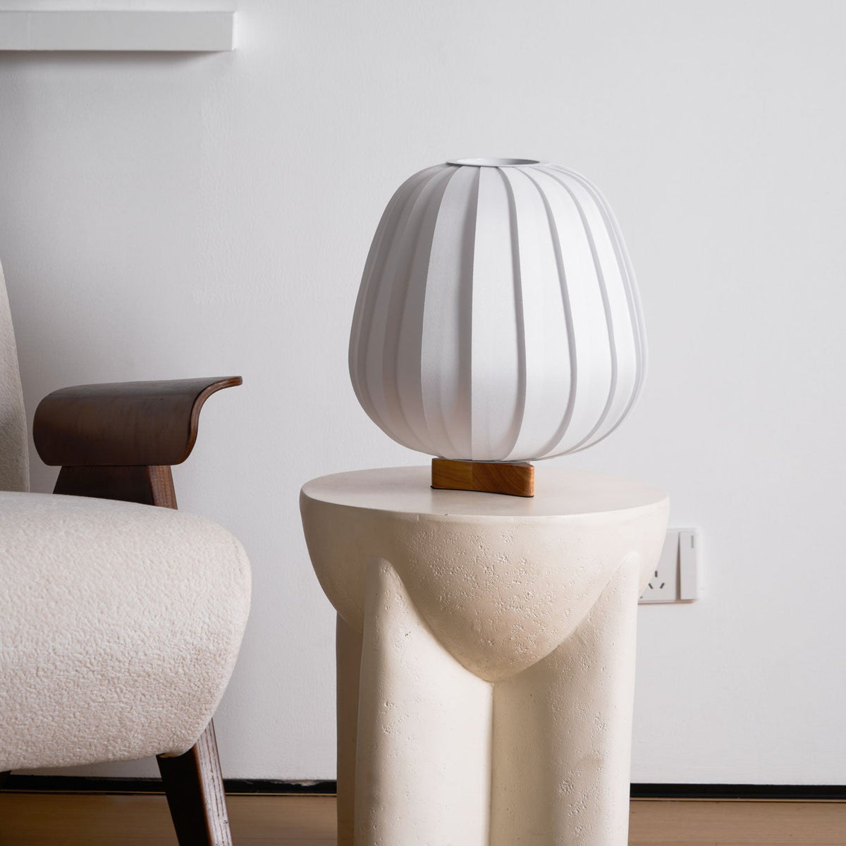 Elenor Tischleuchte aus Stoff im minimalistischen Stil