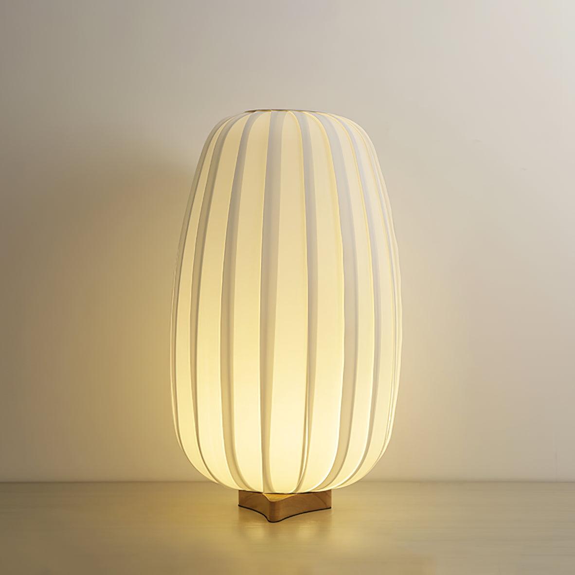 Elenor Tischleuchte aus Stoff im minimalistischen Stil