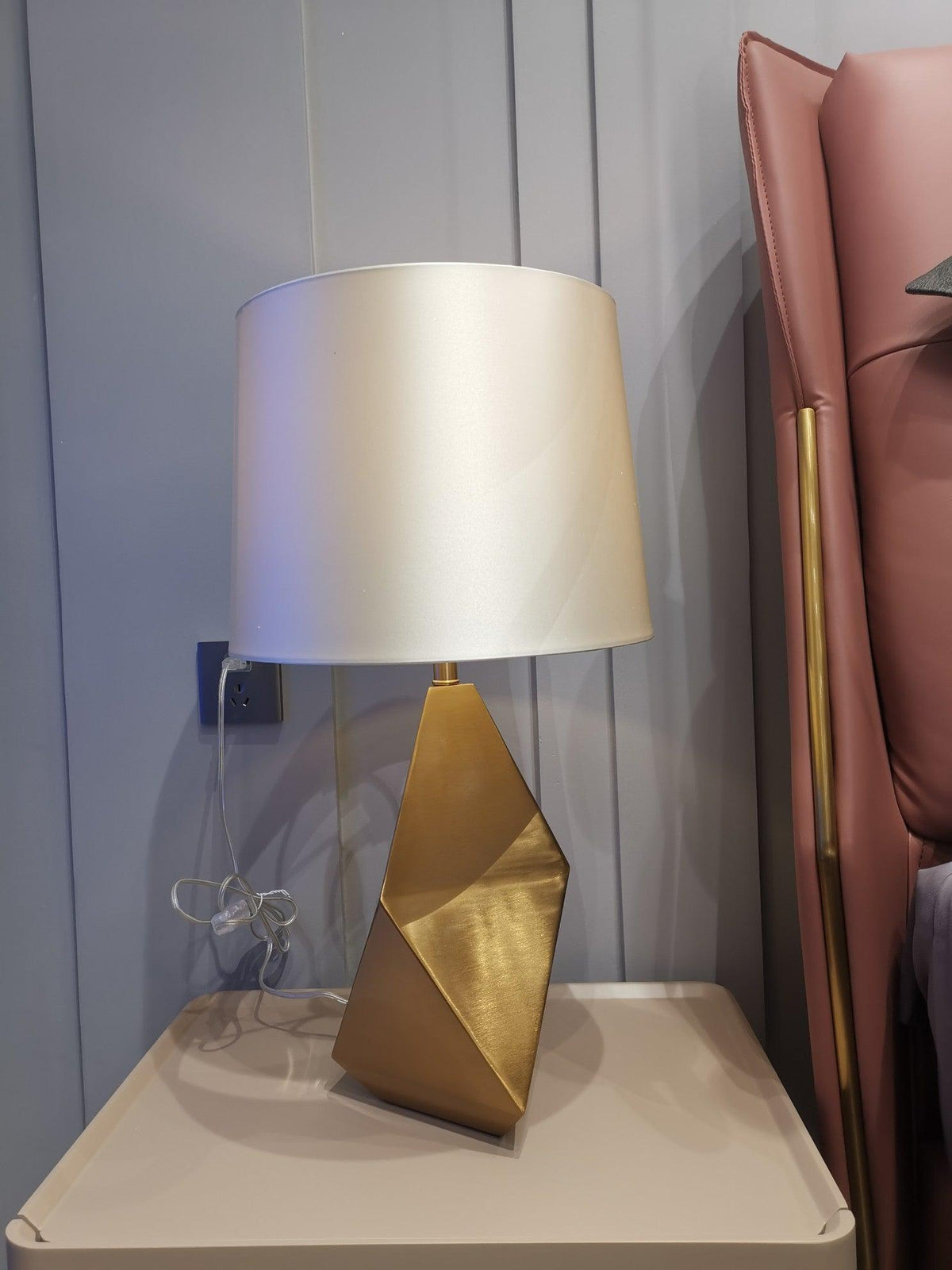 Vosilis zeitgenössische minimalistische facettierte Stoff-Tischleuchte