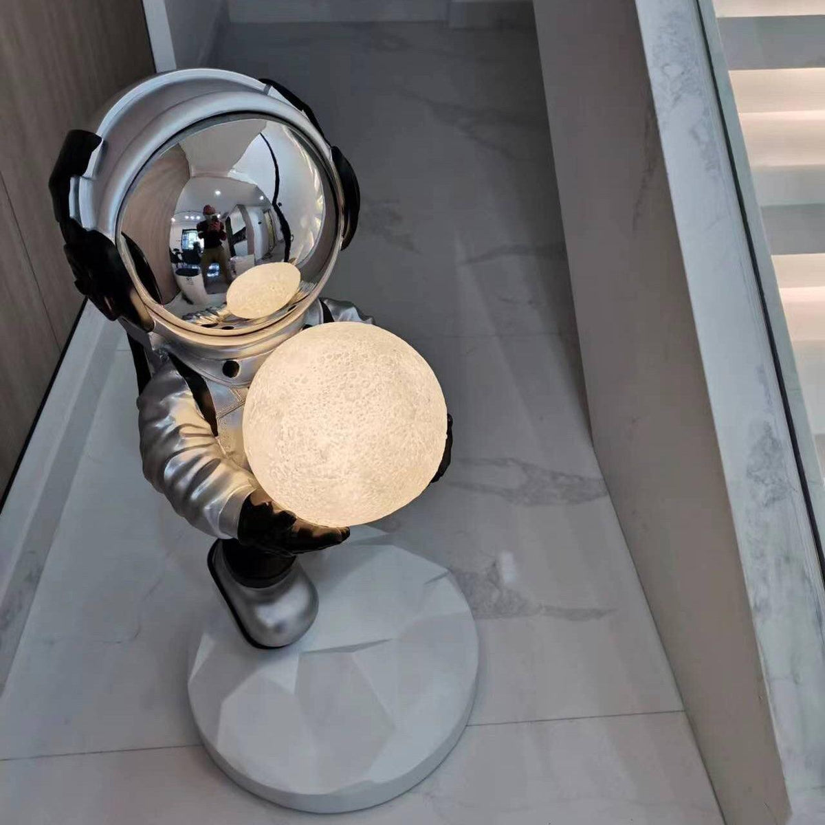 Celeiella Chandler zeitgenössische Kunstharz-Stehleuchte