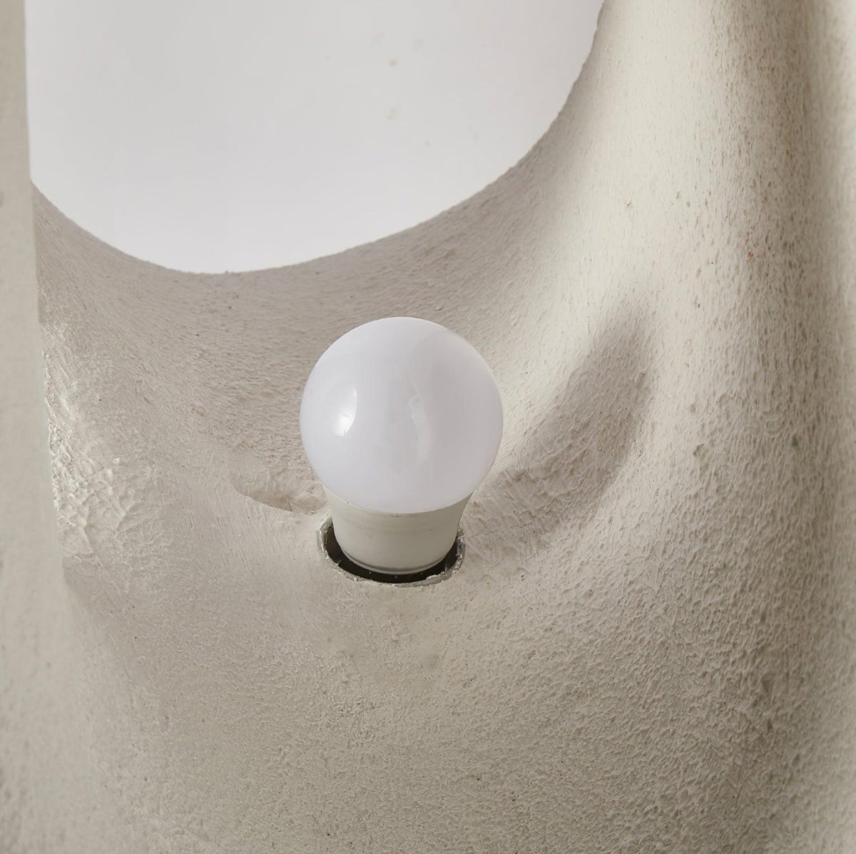 Luo Minimalistische Stehleuchte aus Polystyrol