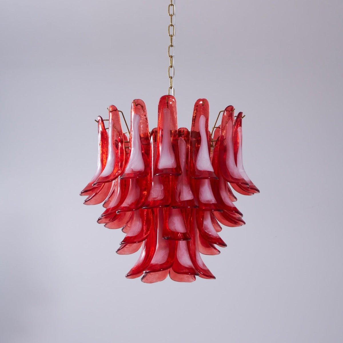 Celarine Kronleuchter aus rotem Petal-Glas in geschichteter Kunstform