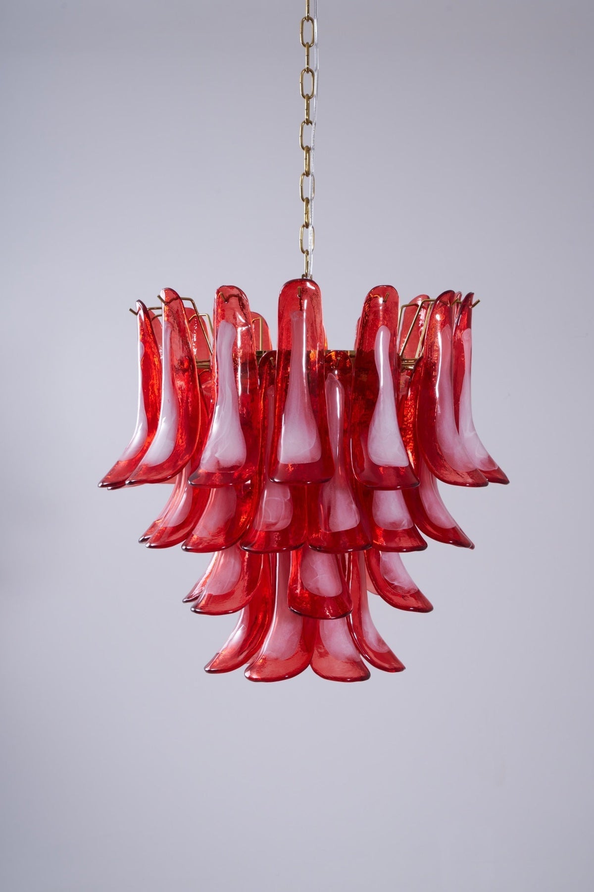 Celarine Kronleuchter aus rotem Petal-Glas in geschichteter Kunstform