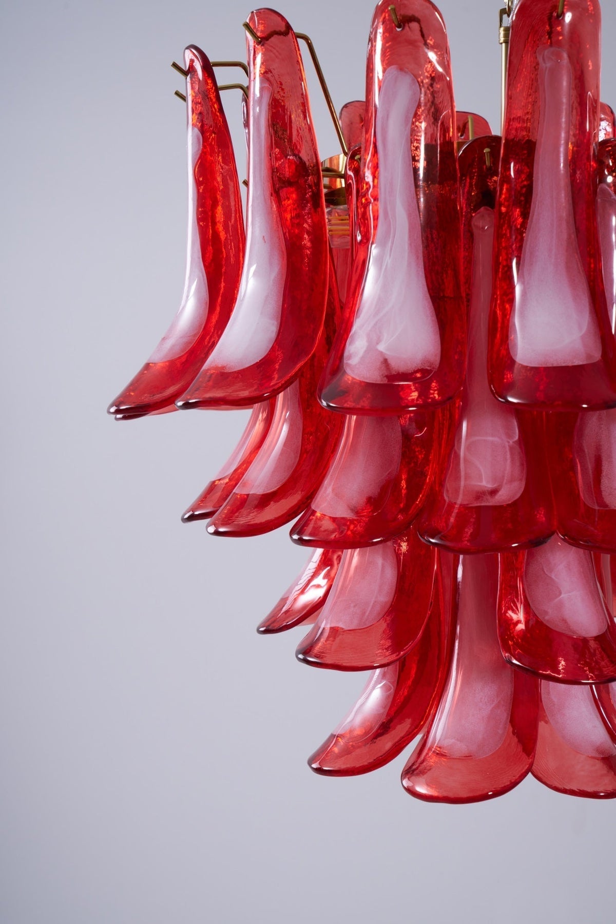 Celarine Kronleuchter aus rotem Petal-Glas in geschichteter Kunstform