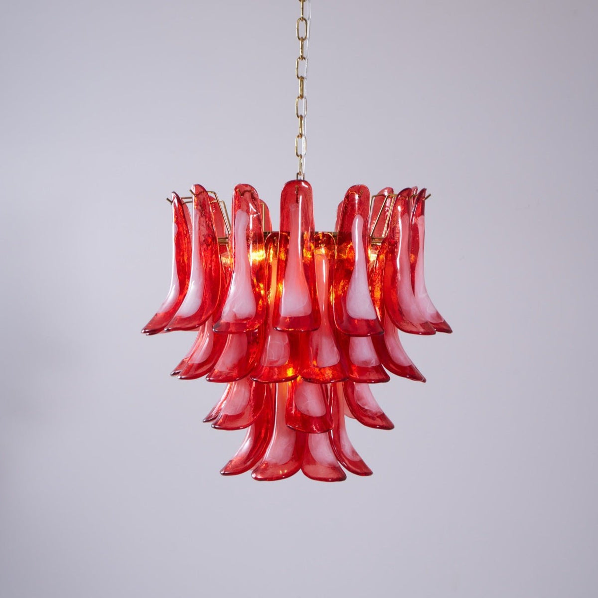 Celarine Kronleuchter aus rotem Petal-Glas in geschichteter Kunstform