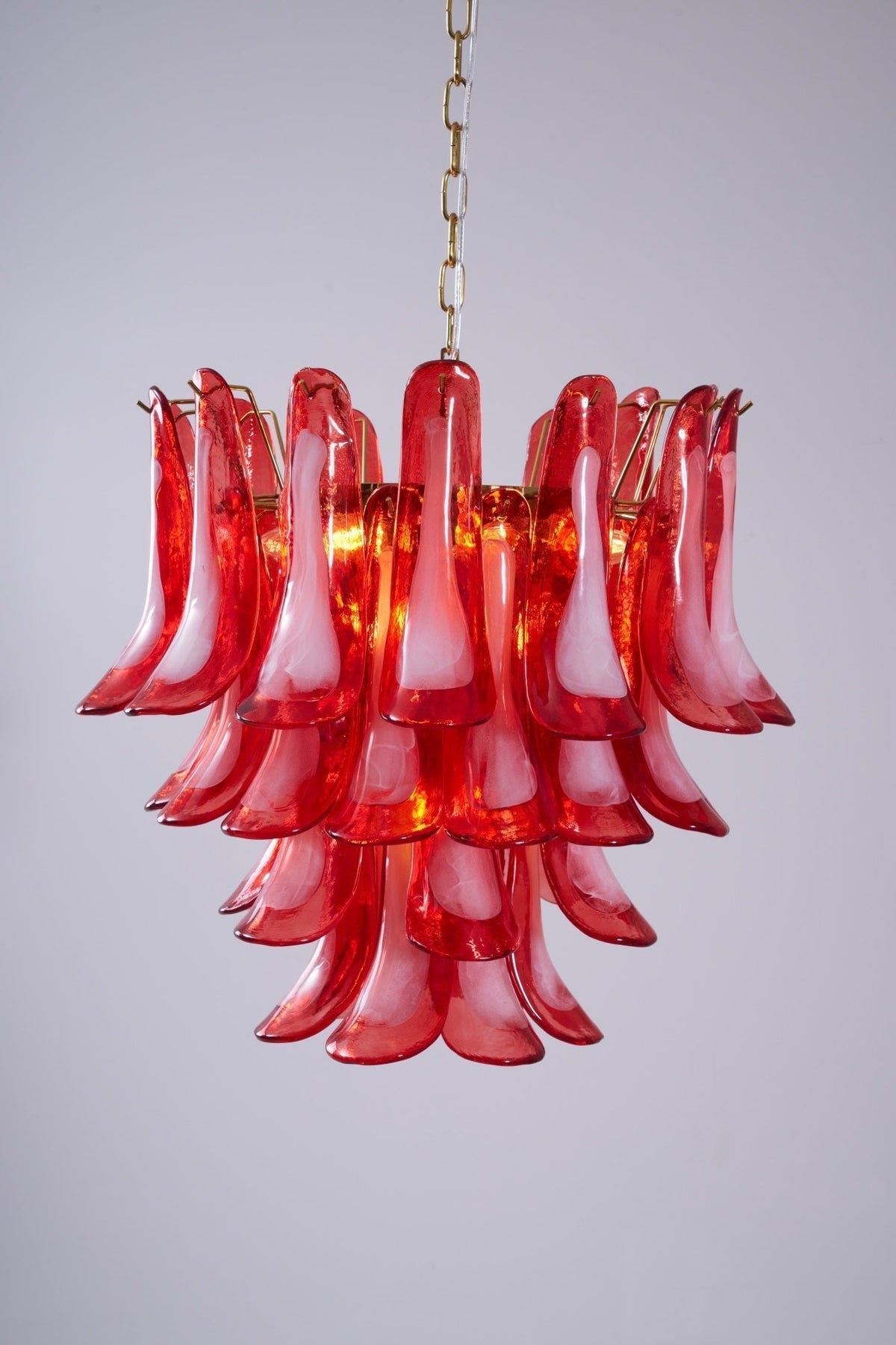 Celarine Kronleuchter aus rotem Petal-Glas in geschichteter Kunstform