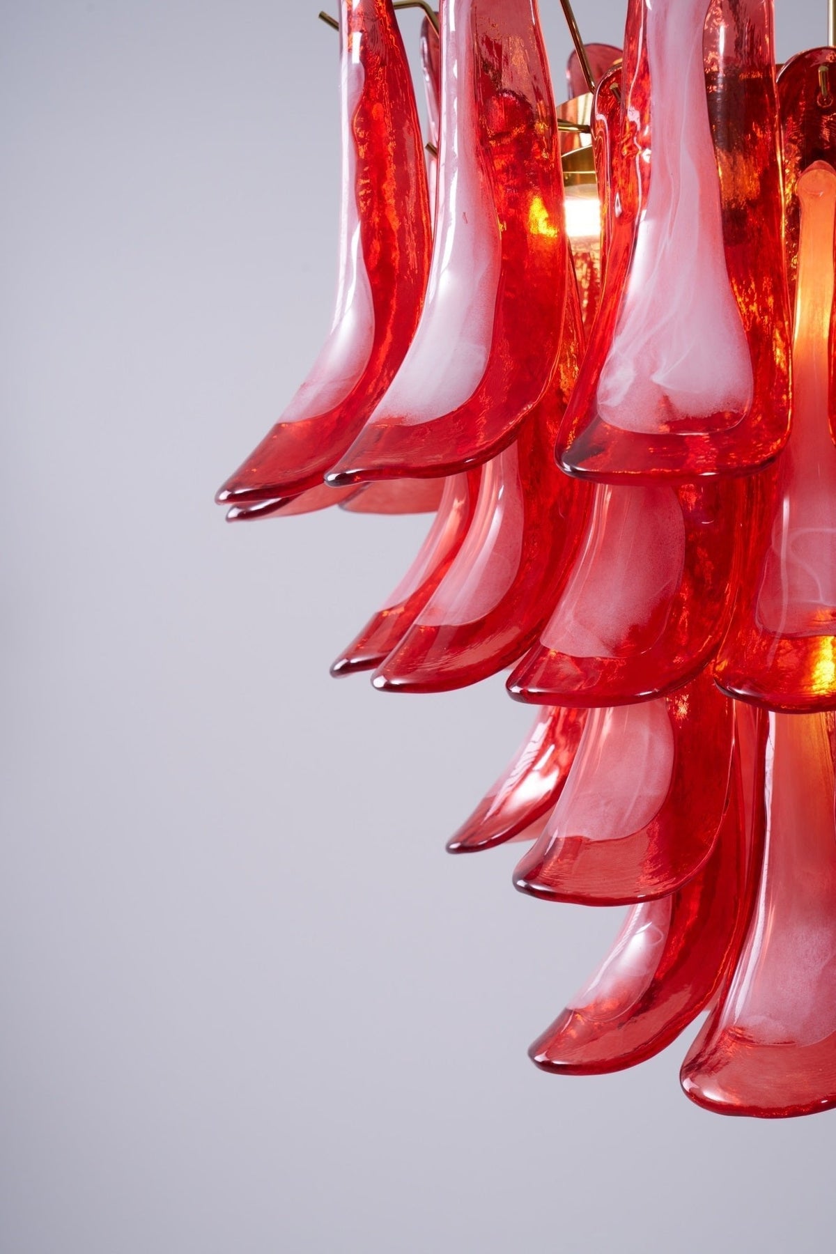 Celarine Kronleuchter aus rotem Petal-Glas in geschichteter Kunstform