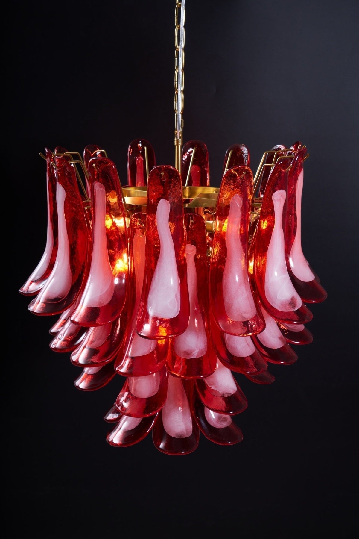 Celarine Kronleuchter aus rotem Petal-Glas in geschichteter Kunstform