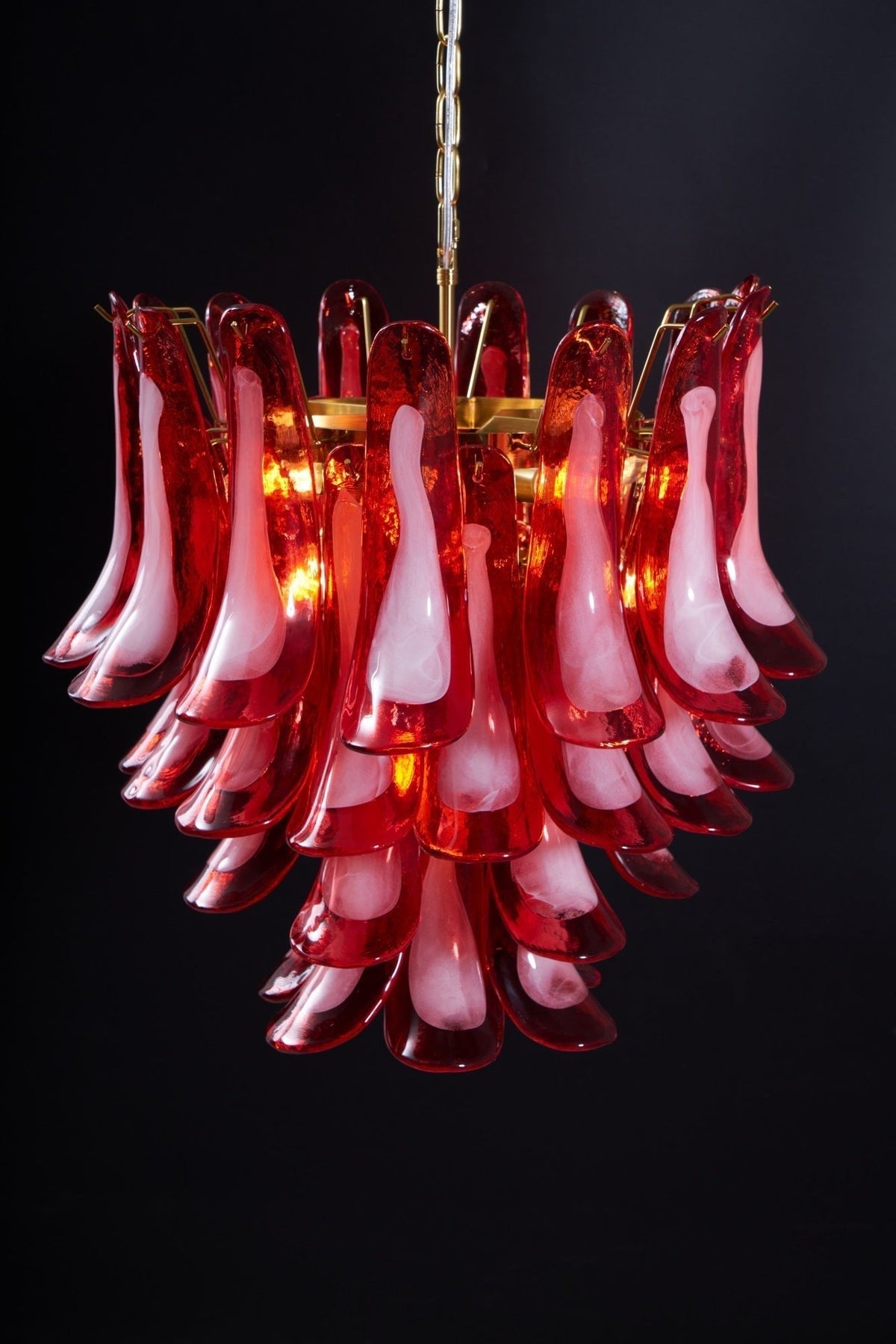 Celarine Kronleuchter aus rotem Petal-Glas in geschichteter Kunstform