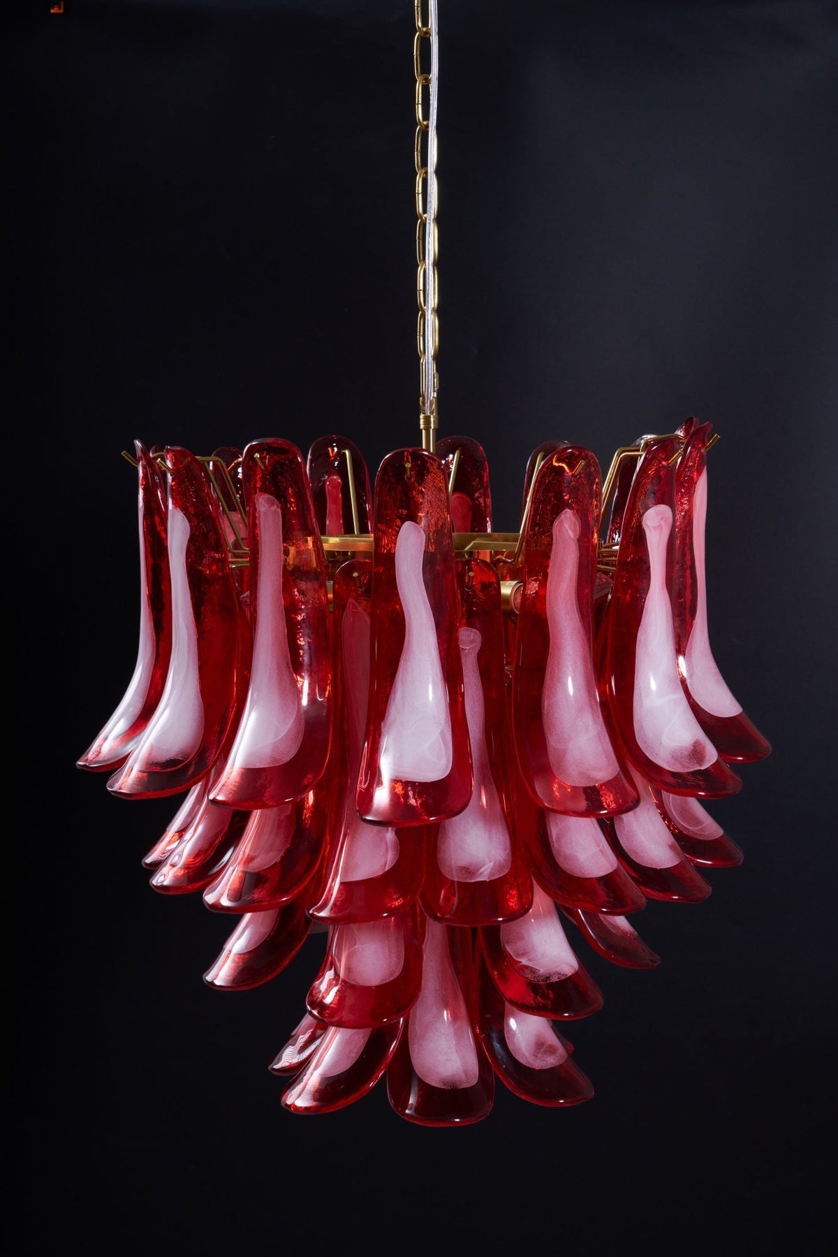 Celarine Kronleuchter aus rotem Petal-Glas in geschichteter Kunstform