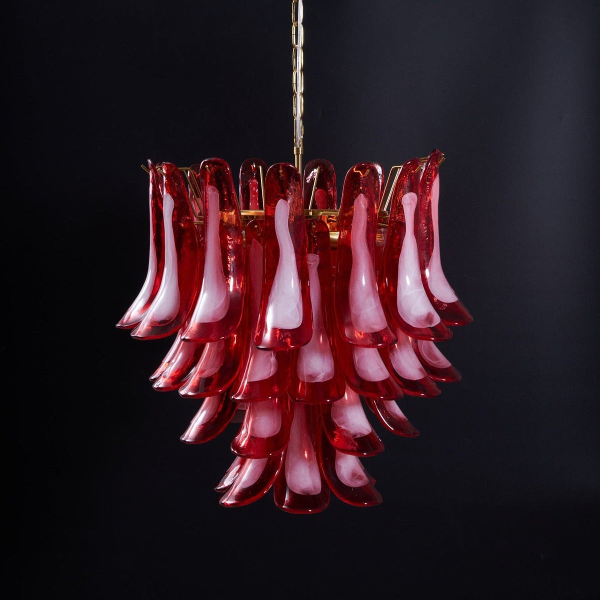 Celarine Kronleuchter aus rotem Petal-Glas in geschichteter Kunstform