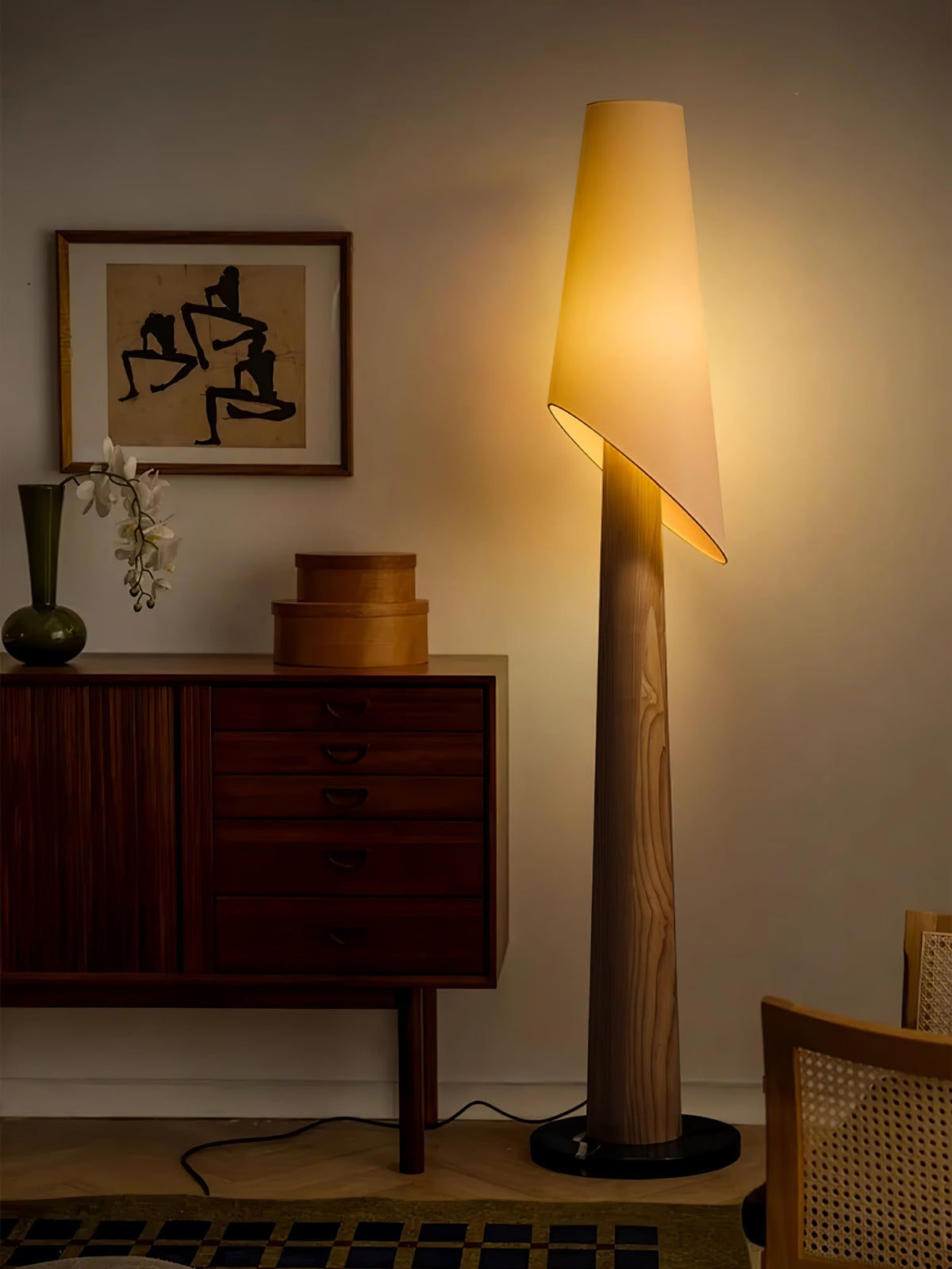 Curven Stehleuchte aus Holz und Marmor
