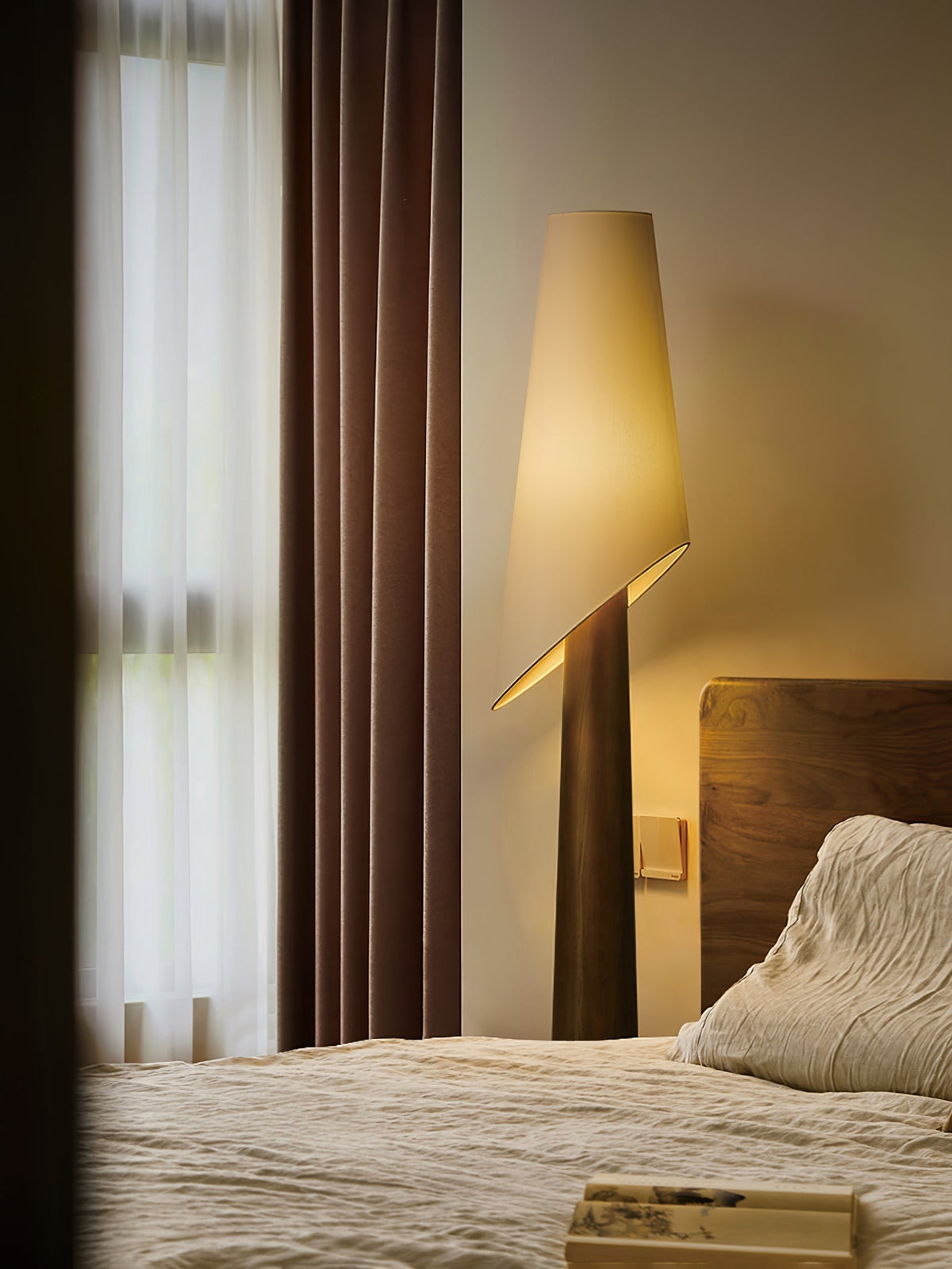 Curven Stehleuchte aus Holz und Marmor