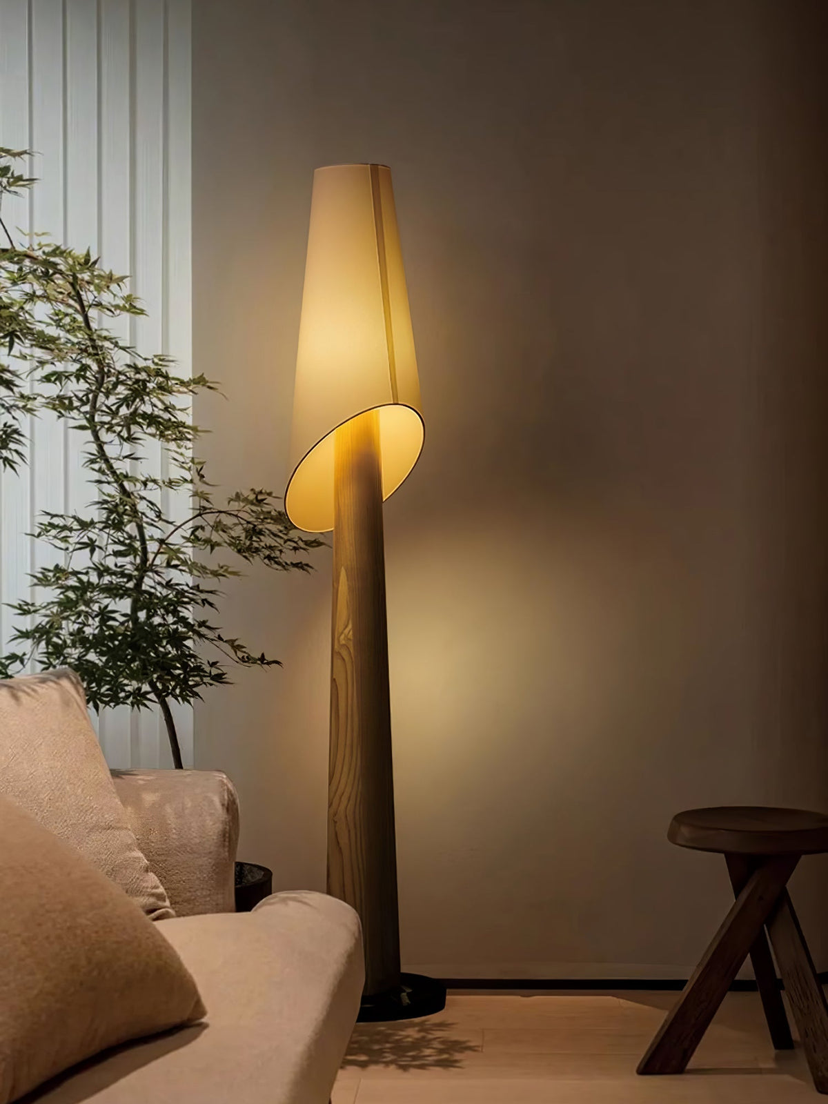 Curven Stehleuchte aus Holz und Marmor