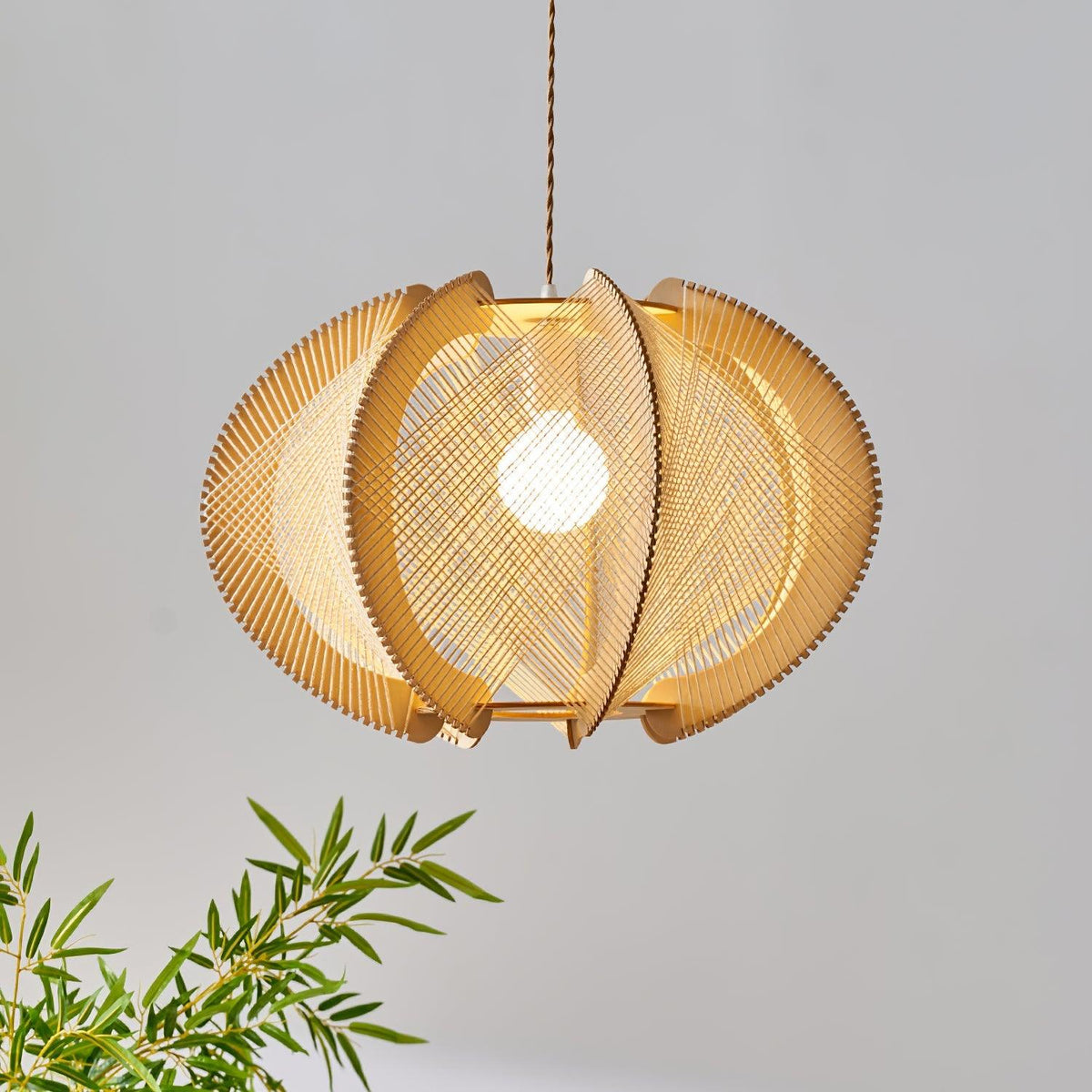 Atel Pendelleuchte aus Holz und Hanfseil