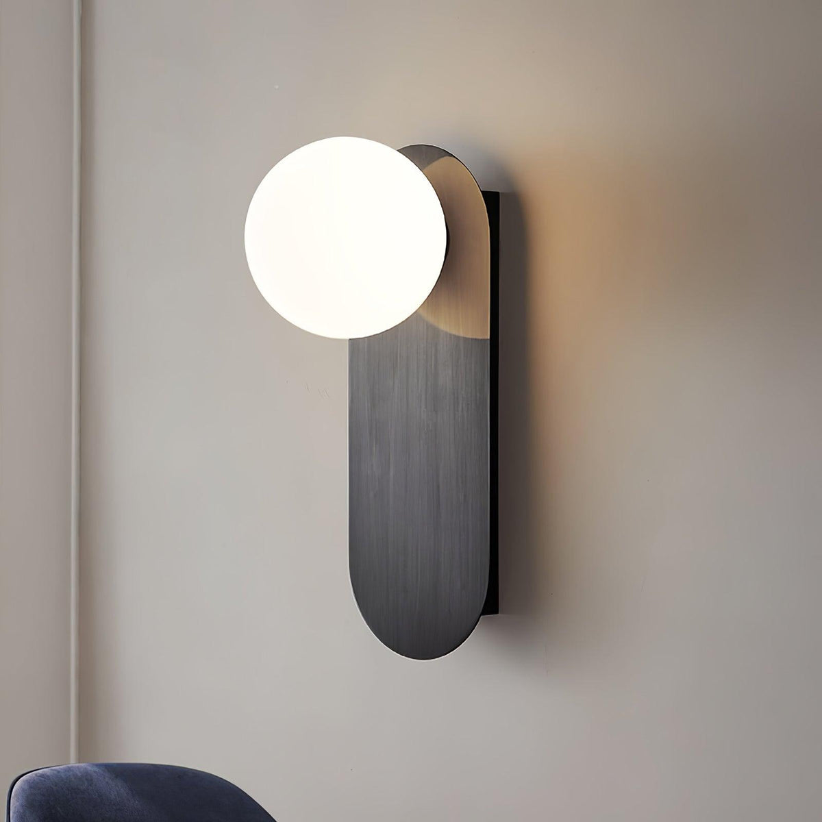 Eiralina flache Basis Kugel Wandleuchte aus Messing und Glas