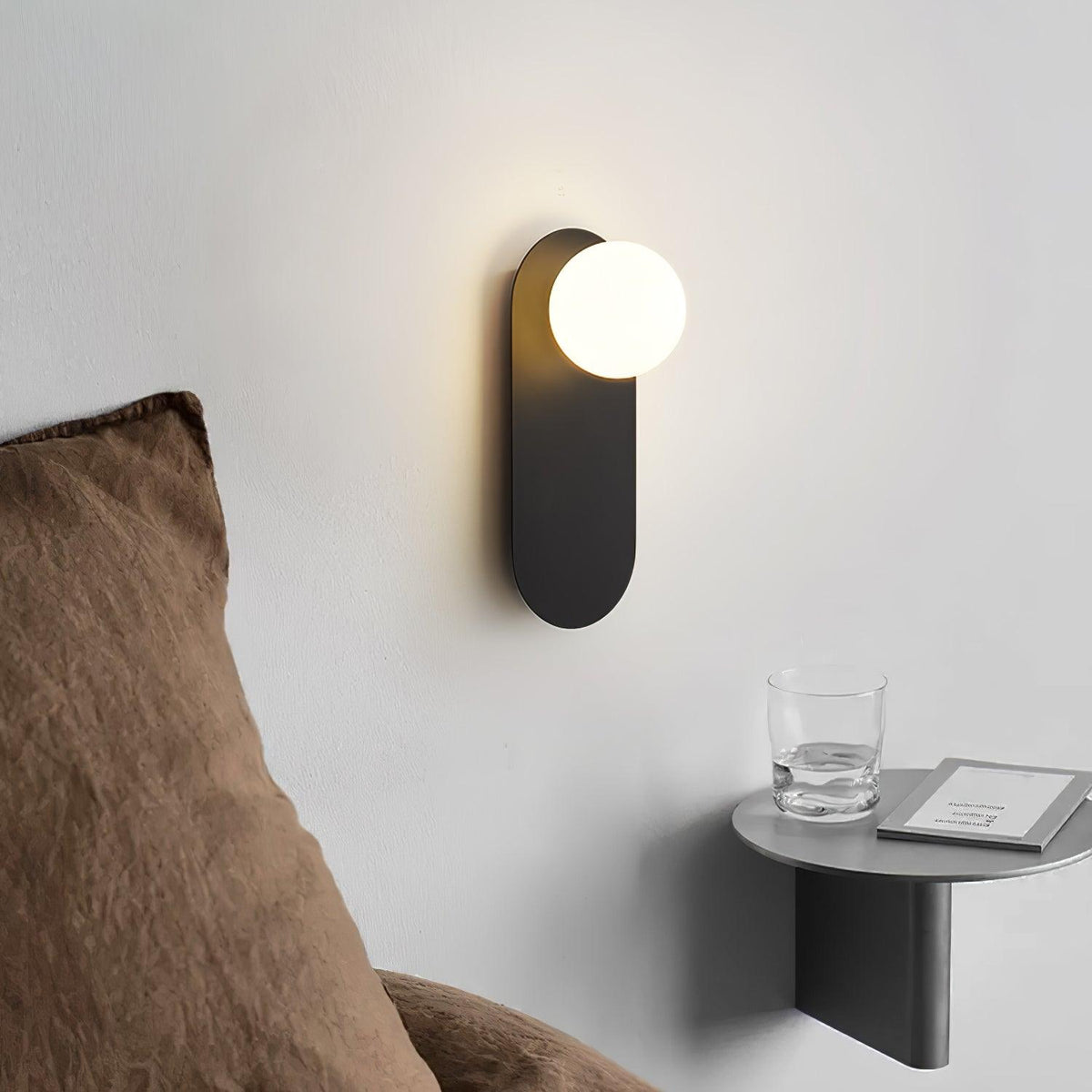 Eiralina flache Basis Kugel Wandleuchte aus Messing und Glas