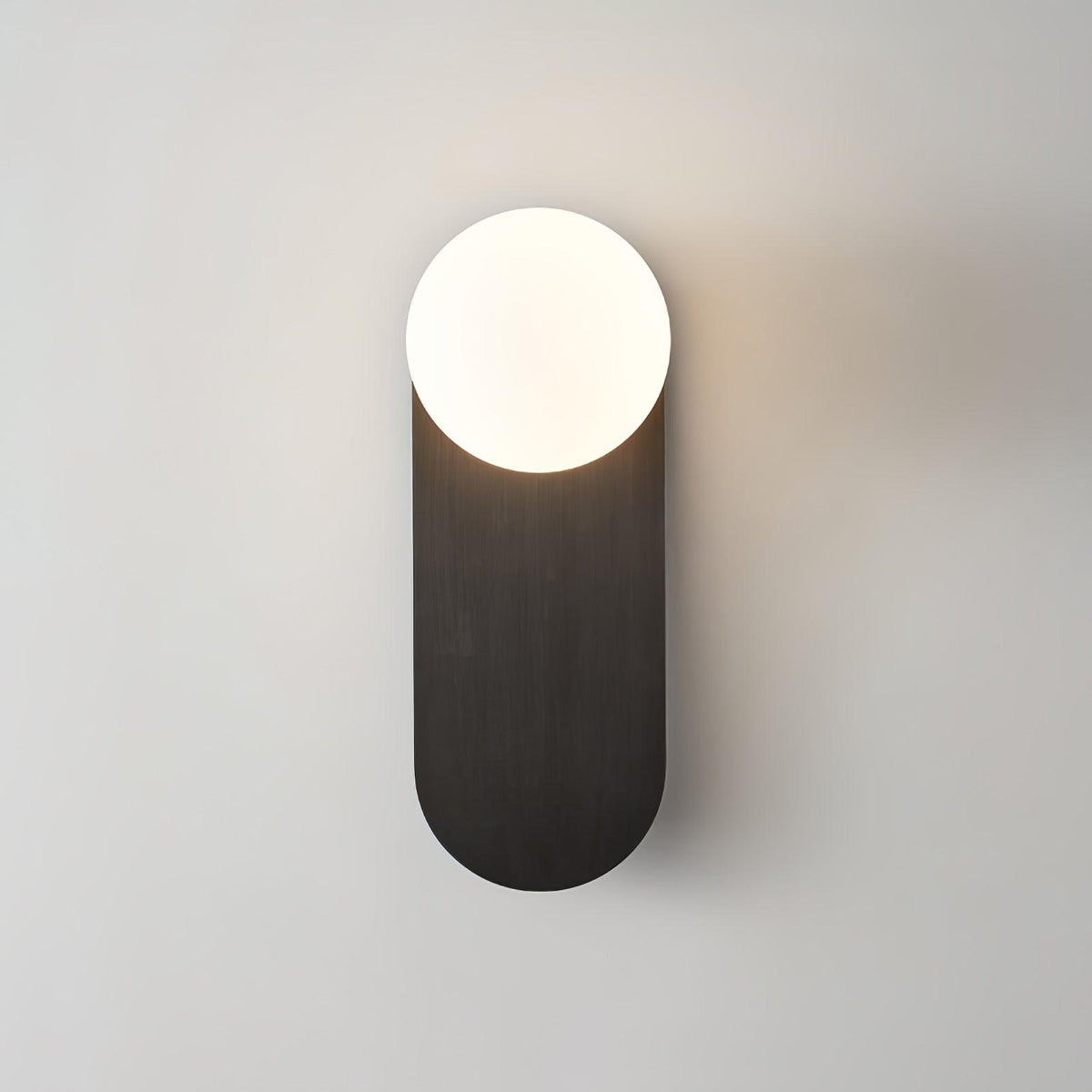 Eiralina flache Basis Kugel Wandleuchte aus Messing und Glas