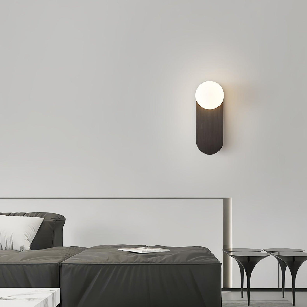 Eiralina flache Basis Kugel Wandleuchte aus Messing und Glas