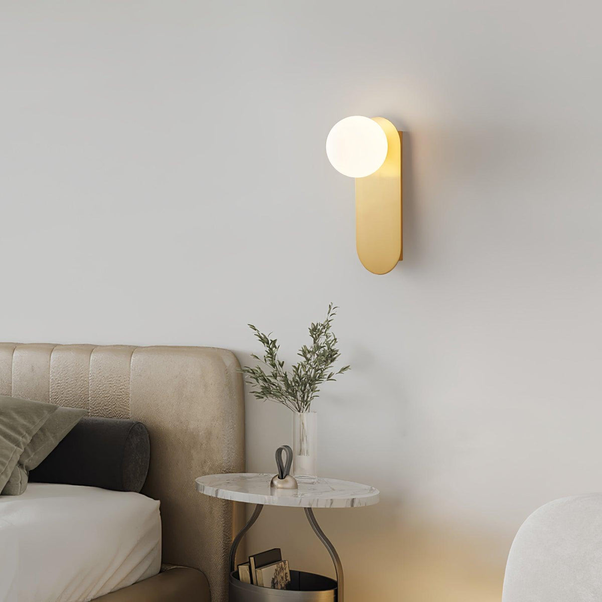 Eiralina flache Basis Kugel Wandleuchte aus Messing und Glas