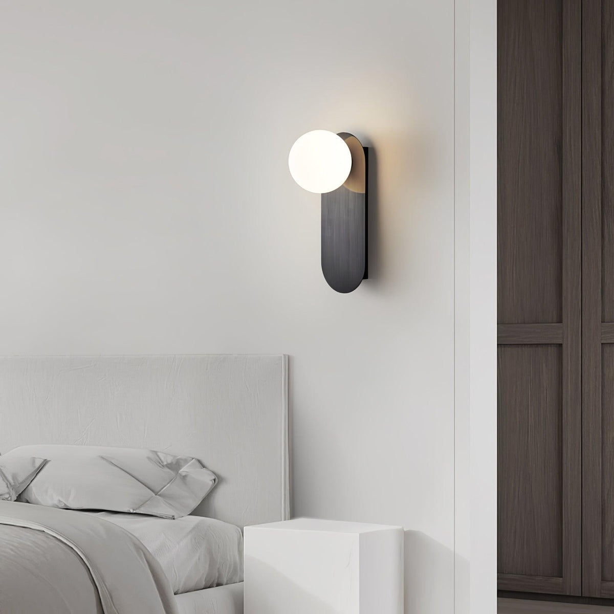 Eiralina flache Basis Kugel Wandleuchte aus Messing und Glas