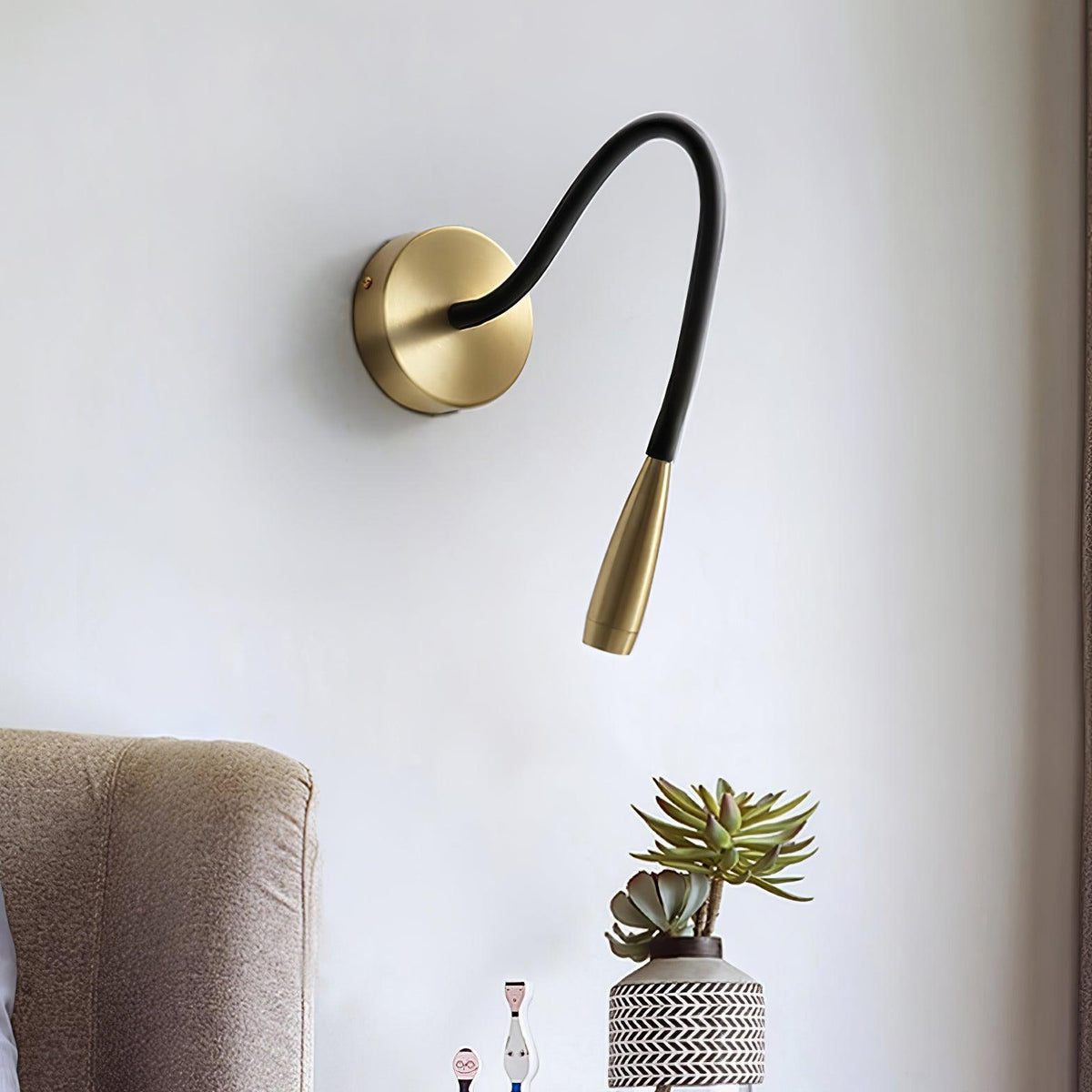 Rivanelle zeitgenössische minimalistische Wandleuchte mit Stecker